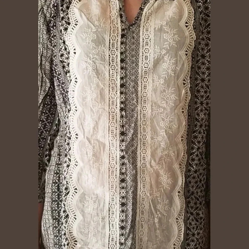 AVAILABLE Top Blouse Size Medium Floral - Picture 3 of 8